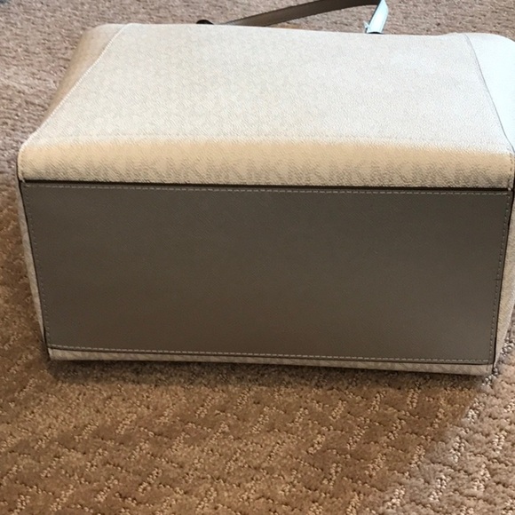 Michael Kors Vincent Large Tote w/ Pouch - Picture 4 of 7